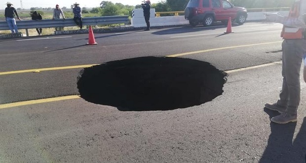 SCT repara socavón de ocho metros en la carretera Zacatecas-Durango