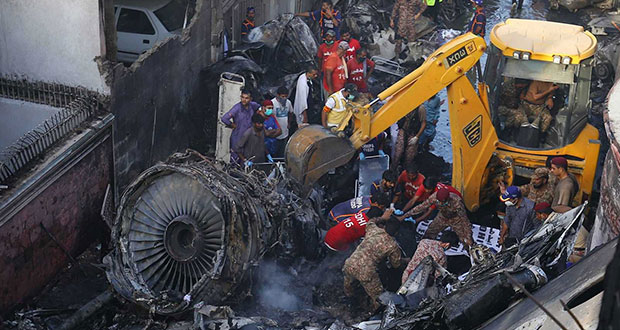 Se estrella avión comercial en Pakistán; habría al menos 54 muertos