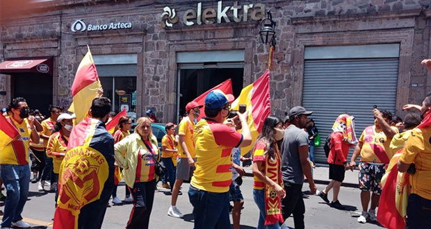 En cuarentena, fanáticos de Monarcas marchan para que equipo se quede