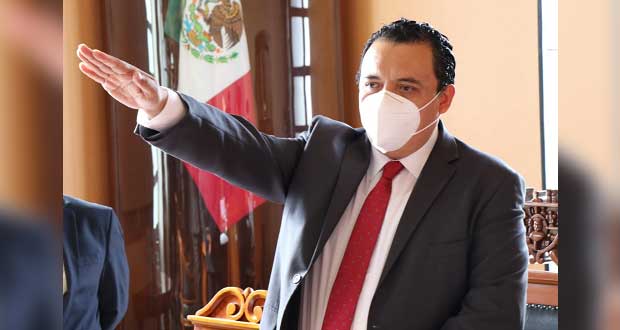 Caballero rinde protesta como alcalde de Tehuacán; suple a Patjane