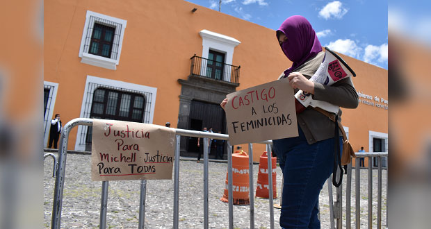 Feministas exigen frente a Casa Aguayo no más violencia contra mujeres