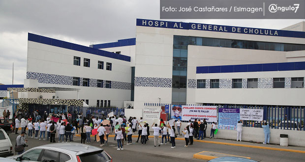 Personal del hospital de Cholula mantiene protesta para exigir base laboral