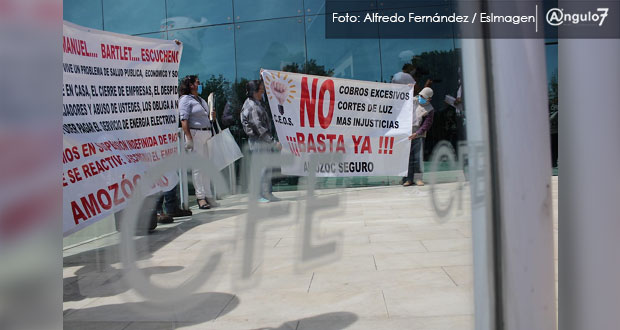 Protestan en CFE de Puebla por altos cobros en recibos y cortes de luz