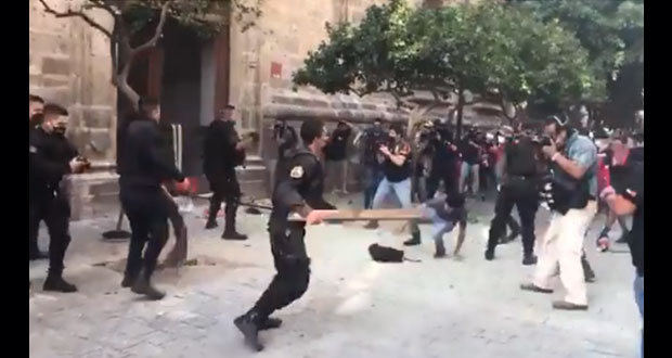 Tras marcha por Giovanni, exhiben agresiones de policías a manifestantes