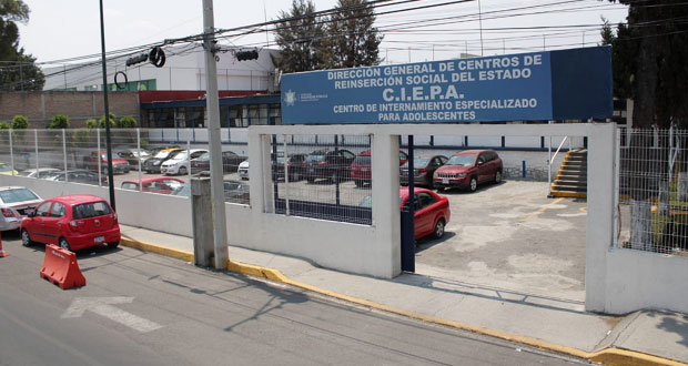 81 reos de 3 penales de Puebla son trasladados al Ciepa; tienen Covid: Segob