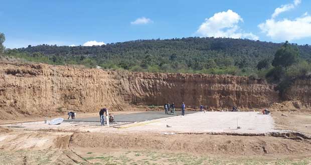 Con apoyo de Antorcha, inicia construcción de cancha en Amozoc