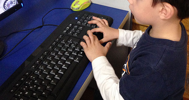 Con esta serie, niños y jóvenes aprenderán computación en verano