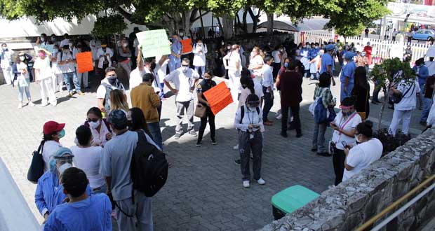 En Issste, exigen insumos contra Covid tras muerte de camilleros