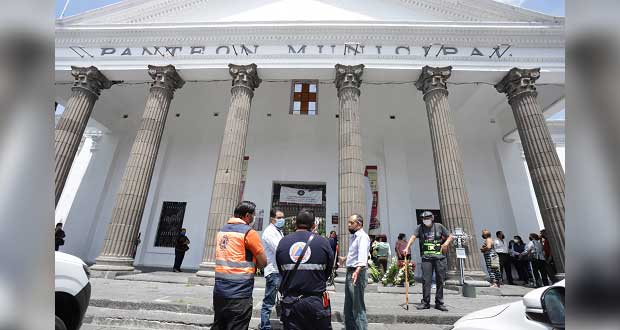 Pese a pandemia, poblanos van al panteón municipal por Día del Padre