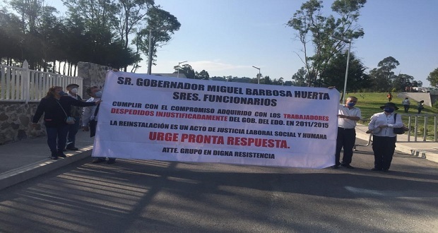 En protesta, exburócratas despedidos en gobierno de RMV piden apoyo a AMLO