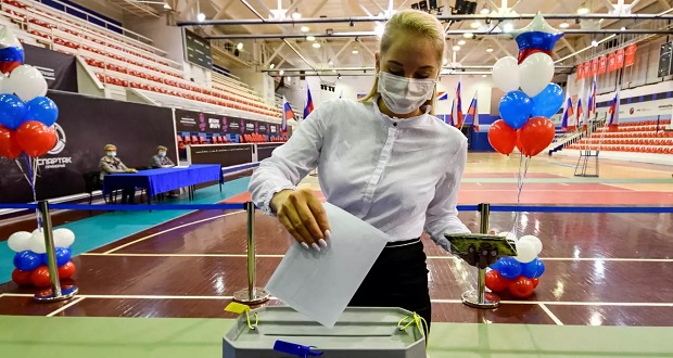 Rusos votan para aprobar posible reelección de Putin hasta 2036