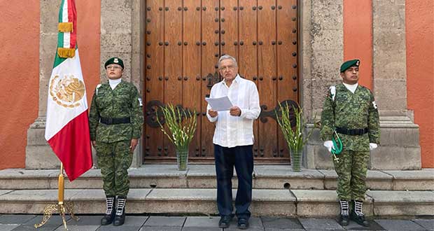 Apoyos a familias de muertos por Covid, entre 10 compromisos que jura AMLO