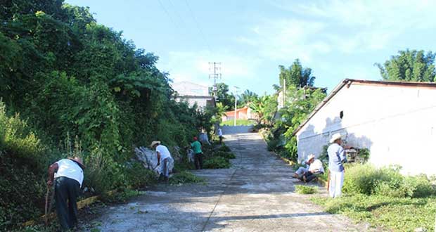 Arreglan calles de colonia antorchista en Tuzamapan