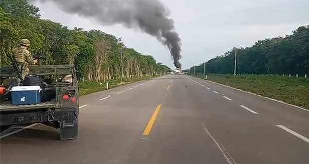 Avioneta aterriza y se incendia en medio de carretera de Quintana Roo
