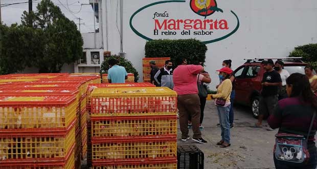 Diputado antorchista da gallinas ponedoras a vecinos de 2 municipios
