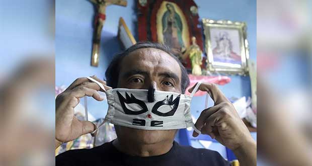 Pandemia generó que de trajes de luchadores pasara a confección de cubrebocas