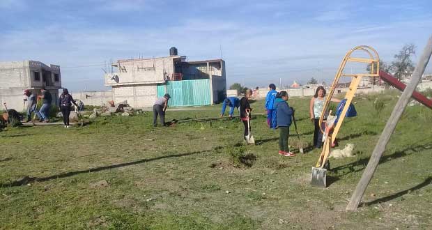 Antorchistas en La Resurrección dan mantenimiento a espacios públicos
