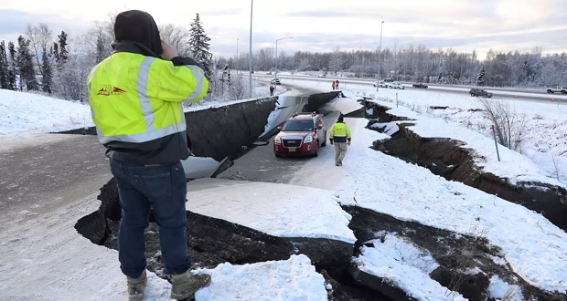 Sismo de 7.8 de magnitud sacude costas de Alaska