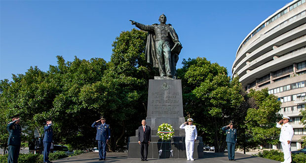 AMLO visita monumentos a Juárez y Lincoln en Washington