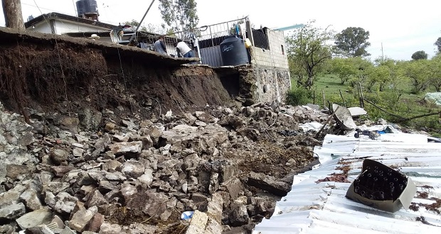 Ayuntamiento de Puebla quita escombros en Azumiatla
