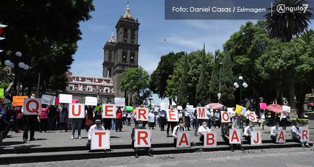 En zócalo de Puebla, empleados de restaurantes exigen apertura de negocios