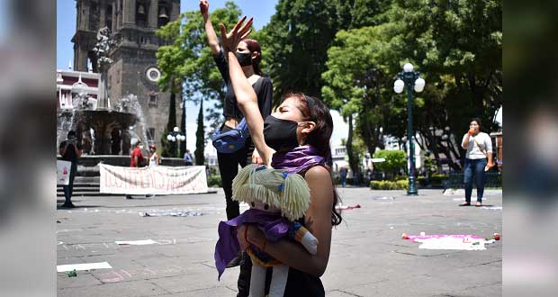 Tiñen fuente de rojo en zócalo para exigir justicia para Michelle