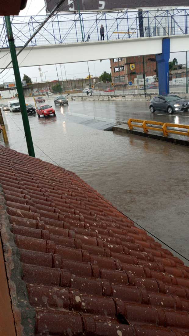 Tras fuerte lluvia, se inundan avenidas y casas en Puebla capital