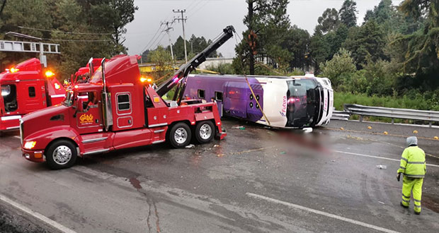 Volcadura de camión en la México-Toluca deja al menos 15 muertos