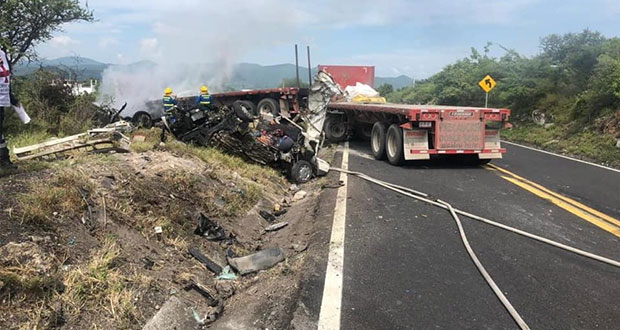 Familia muere por choque con tráiler en la Izúcar de Matamoros-Morelos