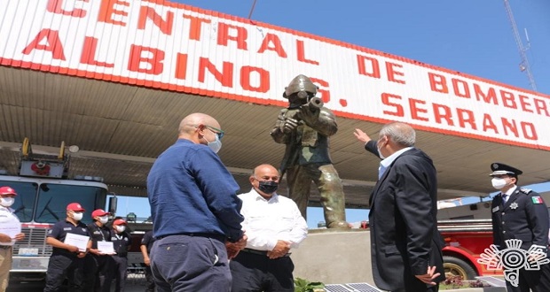 Por Día del Bombero, develan escultura conmemorativa en Puebla