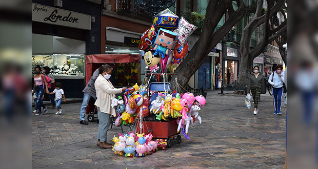 Lavar ropa, el nuevo ingreso de globeros del zócalo ante Covid
