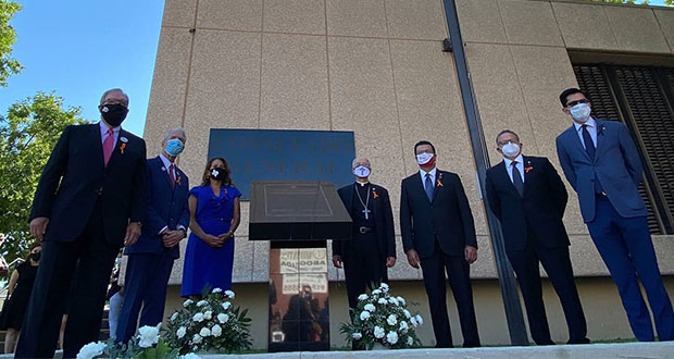A un año, recuerdan con placa a víctimas del tiroteo en El Paso