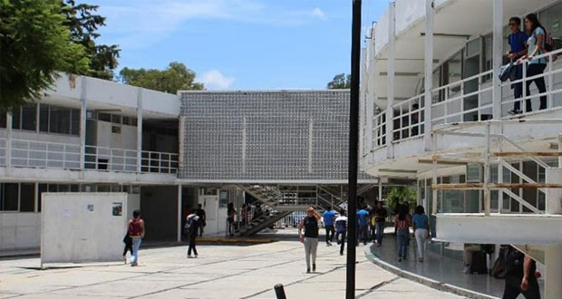 Maestros de karate acosan a alumnas de prepas BUAP y Esparza calla, acusan