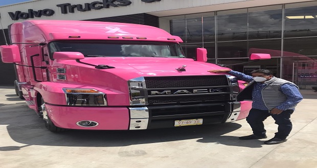 Con tráiler rosa, poblano busca concientizar sobre cáncer de mama