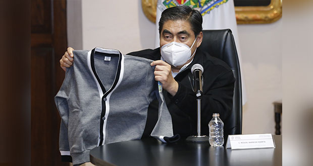 Barbosa presenta el nuevo diseño de uniformes escolares para Puebla