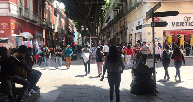 Pese a semáforo naranja, poblanos relajan medidas y abarrotan el CH
