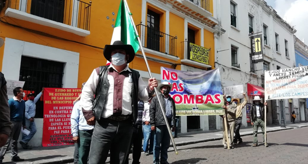 En protesta, campesinos poblanos exigen ley contra cañones antigranizo