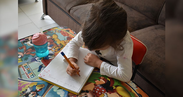 Ve qué postura para sentarse es la correcta al estudiar desde casa
