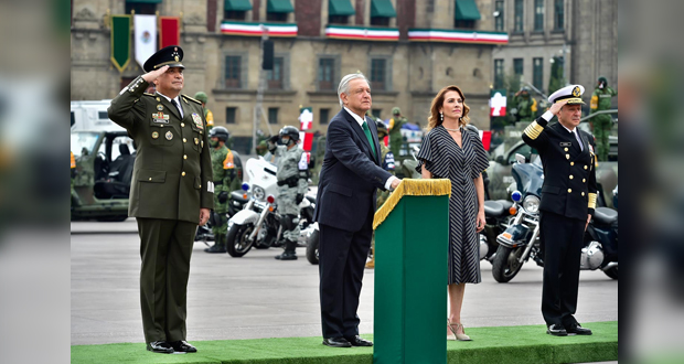 AMLO reconoce a personal médico que atiende Covid en desfile militar
