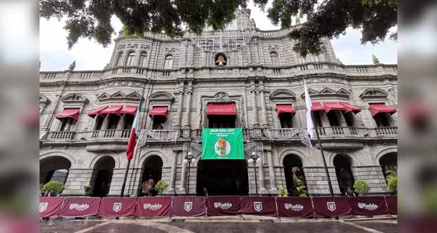 En pocas horas, ponen y quitan lona proaborto de Palacio Municipal