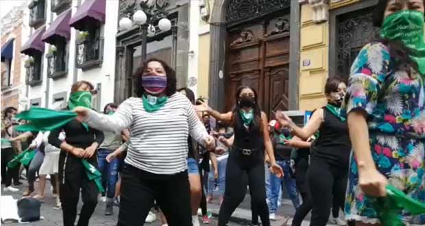 Montan “perreo” frente al Congreso para exigir aborto legal