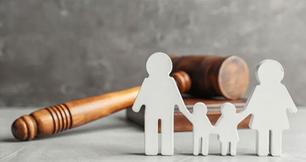 Madre acusa a juez de CDMX de postergar juicio de custodia de sus hijas