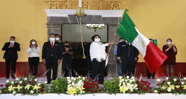 En Grito de Independencia, Karina Pérez homenajea a personal de salud