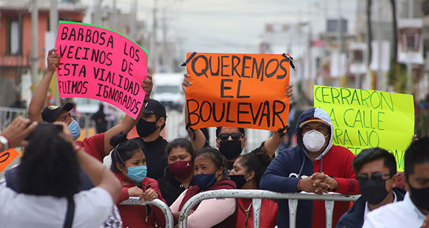 En evento de Barbosa, exigen cambiar sentido a calle de Tepeaca