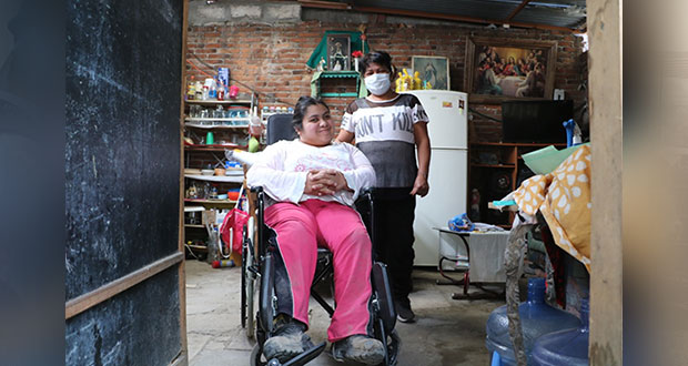 DIF estatal entrega silla de ruedas a joven con parálisis cerebral
