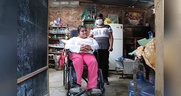 DIF estatal entrega silla de ruedas a joven con parálisis cerebral