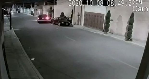 En segundos, roban a mano armada coche en Satélite Magisterial