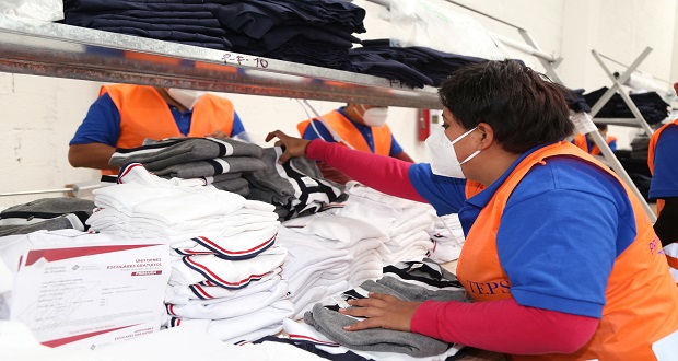 Inicia entrega de uniformes gratuitos en Puebla, informa SEP