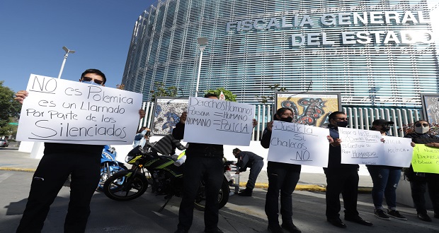 En protesta frente a FGE, policías exigen liberación de dos de sus compañeros