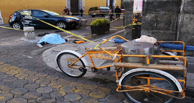 Atropellan a tamalero y motociclista en Puebla capital; murieron